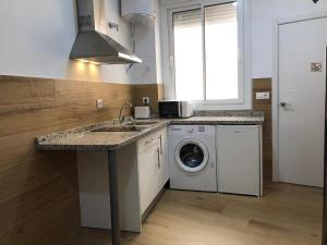 Kuchyňa alebo kuchynka v ubytovaní APARTAMENTOS HÉRCULES SEVILLA centro de Sevilla