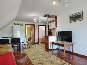a living room with a table and a kitchen at Casa Ildikó in Sovata
