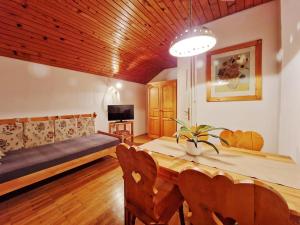 1 dormitorio con 1 cama, mesa y sillas en Guest House Vera, en Bled