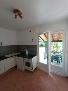 Cucina o angolo cottura di Maison dans le centre de messanges