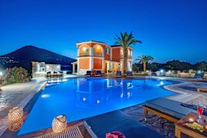 The swimming pool at or close to Villa Amari by Villa Plus