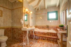 A bathroom at Villa Amari by Villa Plus