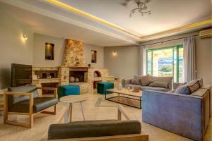 A television and/or entertainment centre at Villa Amari by Villa Plus