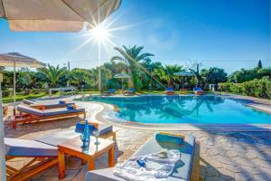 The swimming pool at or close to Villa Amari by Villa Plus