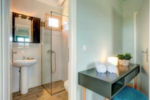A bathroom at Villa Amari by Villa Plus