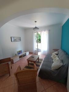 un soggiorno con un letto e un tavolo di Maison dans le centre de messanges a Messanges
