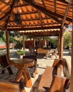 A seating area at Pousada Encanto dos Anjos