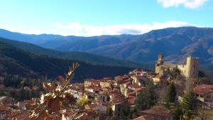 Fotografia z galérie ubytovania Balcon sous le Canigou T1 40m2 cuisine séparée v destinácii Vernet-les-Bains
