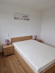 Posteľ alebo postele v izbe v ubytovaní Apartament Lawendowy Gdańsk