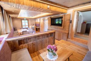 un soggiorno con tavolo e TV di Haus Reintal a Kramsach