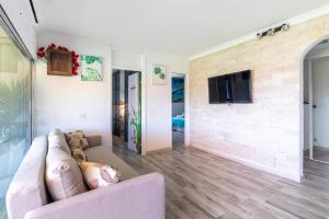 サンアグスティンにあるIncreible Terraza con vistas al mar en San Agustín (3 hab)のソファとテレビのあるリビングルーム