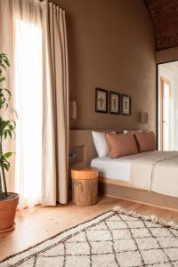 阿拉恰特的住宿－Pachamama Alaçatı，一间卧室设有一张床和一个大窗户