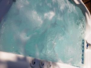 un primer plano de un trozo de hielo en un charco de agua en bulle d'amour à 500 m de la plage en Cancale