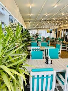 ママイア・ノルドにあるResort Leon Beachの青い椅子とテーブルと植物のあるレストラン