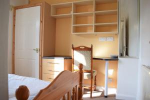 um quarto com uma cama, uma secretária e um espelho em House Stay in Bangor North Wales em Bangor