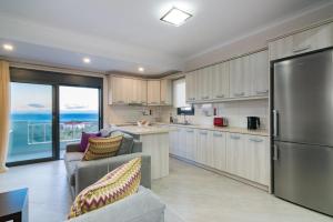 Η κουζίνα ή μικρή κουζίνα στο Villa Paliovigla by Villa Plus