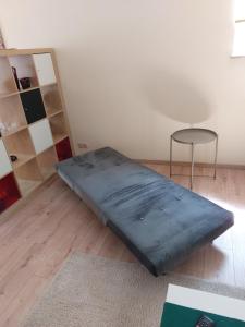 Bett in der Mitte eines Zimmers mit Stuhl in der Unterkunft Ferienwohnung Waldblick in Brilon