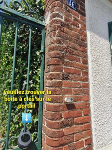 Spa de la Nacre, L'étape Repos في Andeville: جدار من الطوب مع علامة على الشارع