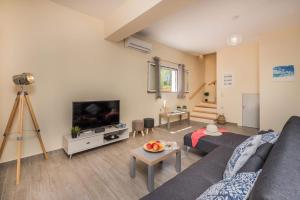 Televízia a/alebo spoločenská miestnosť v ubytovaní Villa Hali Maris by Villa Plus