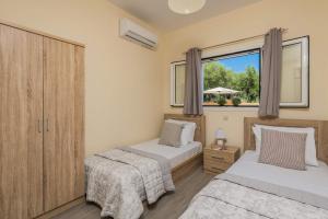 Posteľ alebo postele v izbe v ubytovaní Villa Hali Maris by Villa Plus + 13 fotografií