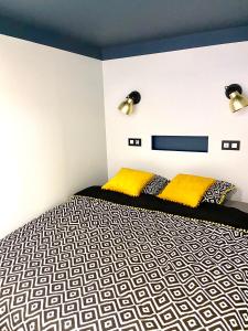 En eller flere senge i et værelse på ✧ La Suite ✧ studio de charme route des vins
