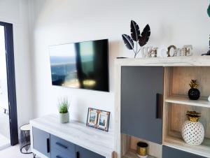 Telewizja i/lub zestaw kina domowego w obiekcie SUNSET CLIFFS sunny apARTs