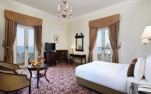 Postel nebo postele na pokoji v ubytování Steigenberger Cecil Hotel Alexandria + 37 fotografií