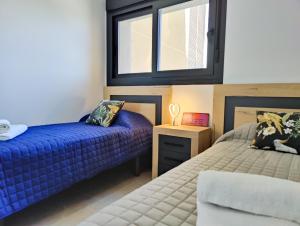 sypialnia z dwoma łóżkami i oknem w obiekcie SUNSET CLIFFS sunny apARTs w mieście Benidorm +37 zdjęć