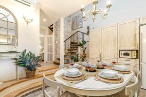 A kitchen or kitchenette at The Heritage Cottage in Doukades