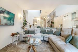 A seating area at The Heritage Cottage in Doukades