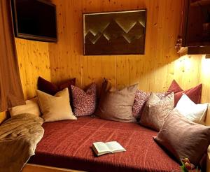 Llit o llits en una habitació de Gemütliche Hütte in den Bergen