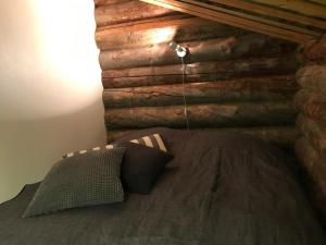 Tempat tidur dalam kamar di Iso-Syötteen Kelokolo Soarvesalvu