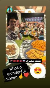 un collage d'une photo d'une table à manger avec de la nourriture dans l'établissement Castle Hotel, au Caire