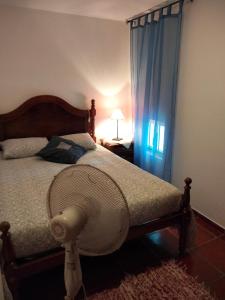 - une chambre avec un lit doté d'un chapeau dans l'établissement Casa Vilar, à Gerês