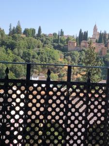 einen schwarzen Zaun mit Stadtblick in der Unterkunft Alhambra en el Sacromonte in Granada