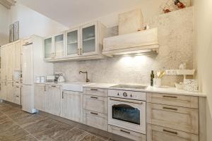 A kitchen or kitchenette at The Heritage Cottage in Doukades