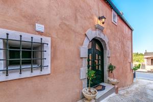 The building in which A villát is located