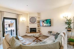 A television and/or entertainment centre at The Heritage Cottage in Doukades