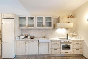 A kitchen or kitchenette at The Heritage Cottage in Doukades
