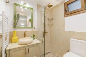 A bathroom at The Heritage Cottage in Doukades