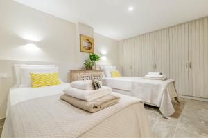 A bed or beds in a room at The Heritage Cottage in Doukades