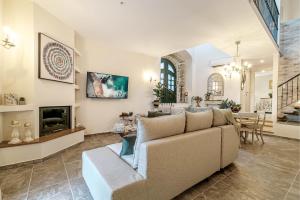 A seating area at The Heritage Cottage in Doukades