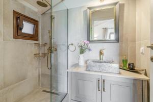 A bathroom at The Heritage Cottage in Doukades
