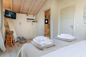 A bed or beds in a room at The Heritage Cottage in Doukades