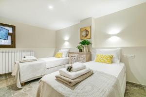 A bed or beds in a room at The Heritage Cottage in Doukades
