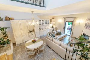 A kitchen or kitchenette at The Heritage Cottage in Doukades