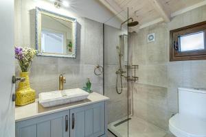A bathroom at The Heritage Cottage in Doukades Még 37 kép