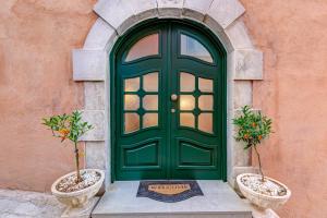 The facade or entrance of The Heritage Cottage in Doukades