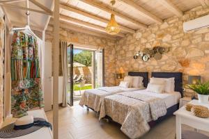 Posteľ alebo postele v izbe v ubytovaní Villa Ionio Zafeiris by Villa Plus + 17 fotografií