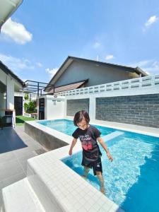 Swimmingpoolen hos eller tæt på RUMAH AINA Homestay Bukit Changgang Private Pool